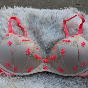 NWOT Victoria Secret Padded No Wire Embroidered Bra Size 38B